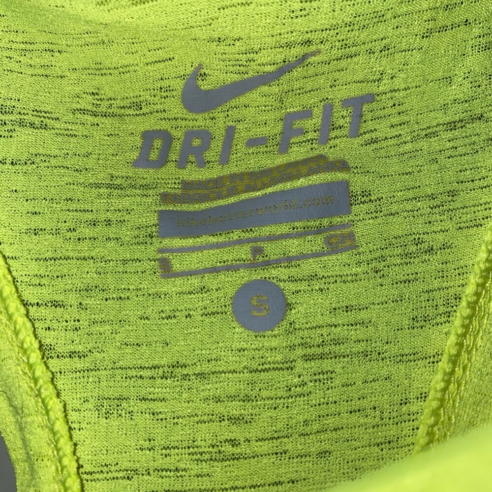 Workout top - Picture 2 of 3